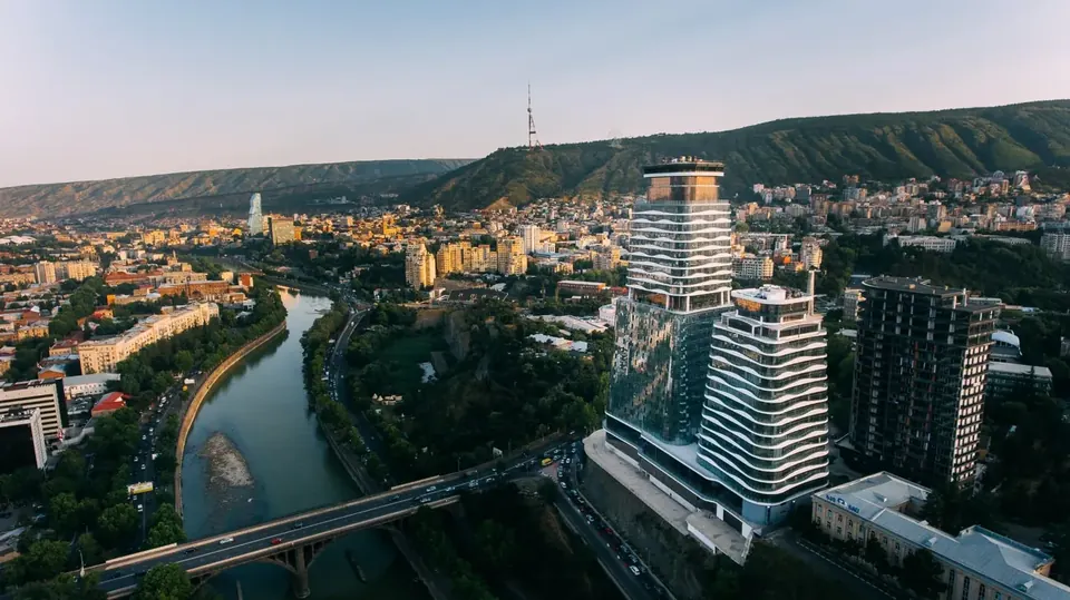 Вид на King David Residences с набережной Куры